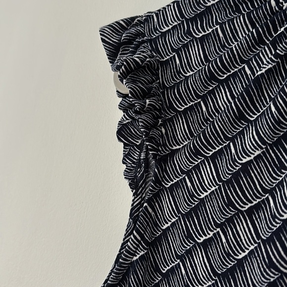 Navy Blue and White Pattern Sleeveless Ruffle Top size large - Picture 3 of 9